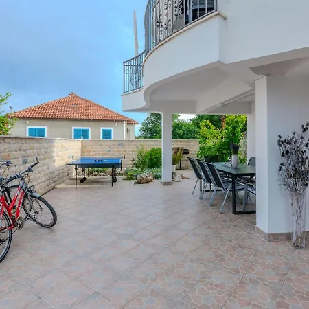 Lucic By Interhome *