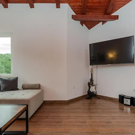 Lucic By Interhome *