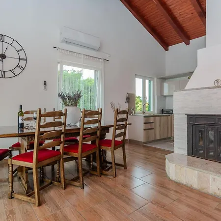 بيت للعطل Lucic By Interhome *