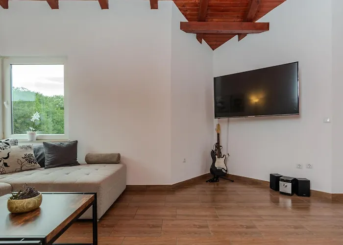 Lucic By Interhome *