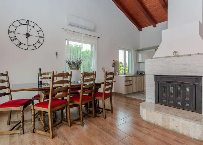 بيت للعطل Lucic By Interhome *